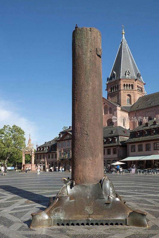 The Heunensäulen are circular columns of sandstone that were made 1000 years ago for the Mainz Cathedral